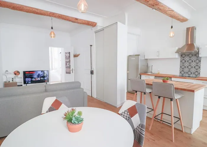 Apartment Stylish In The Old Town, With Ac. Antibes